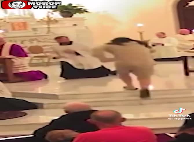 Video :A man in Spokane, Washington, assaults a priest